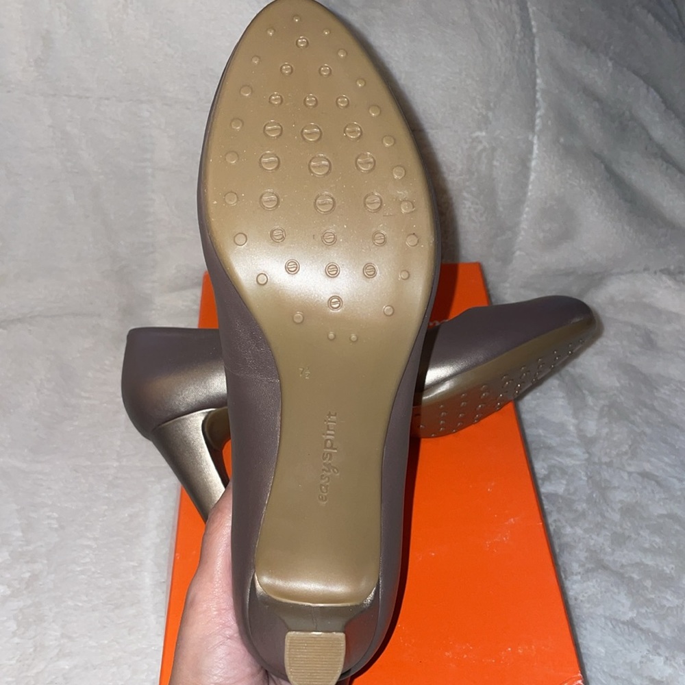 Easy Spirit Women's Esneoma Leather High Heel Pump - Picture 8 of 9